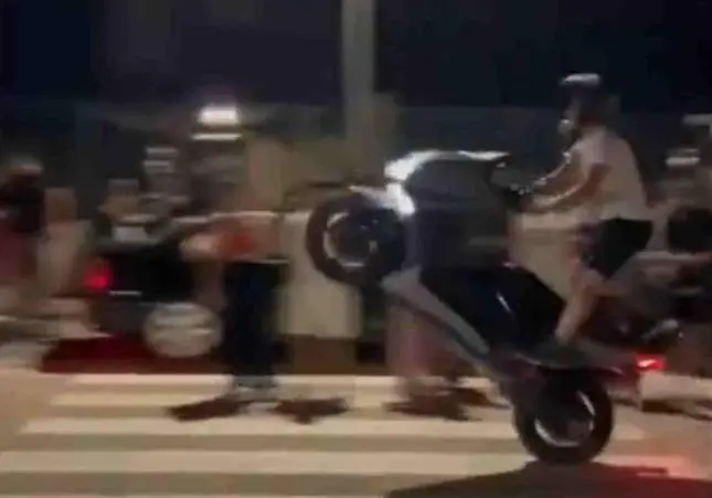 VIDEO. Atropella a dos personas haciendo caballitos en una concentración ilegal