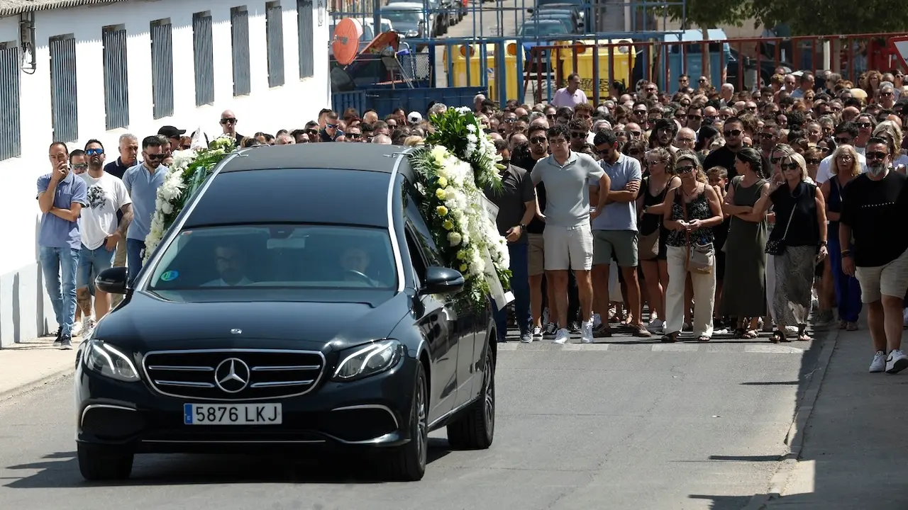 El coche fúnebre traslada el féretro con los restos mortales del pequeño Mateo, el niño de 11 años que fue asesinado el pasado domingo mientras jugaba al fútbol con unos amigos, al cementerio de Mocejón (Toledo) - EFE/ Chema Moya