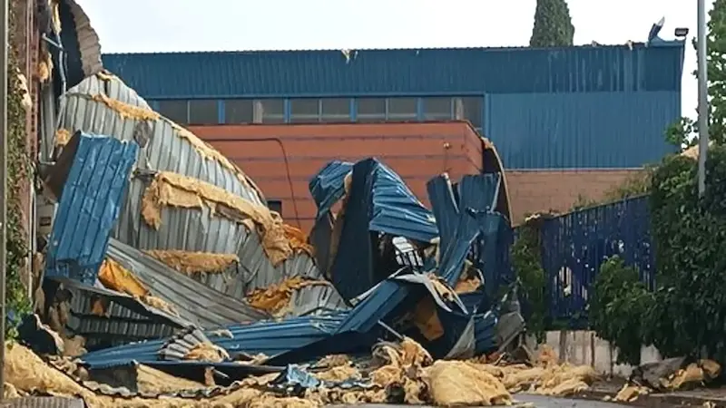 El fuerte viento derriba el techo del pabellón deportivo de Castellar de Santiago (Ciudad Real) - Fotografía: Onda Cero