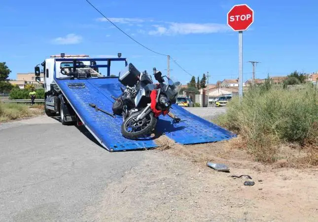 Una mujer muerta y un hombre herido en una colisión entre un coche y una moto
