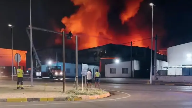 La nave de un bazar chino en Tomelloso (Ciudad Real) queda totalmente calcinada tras un incendio