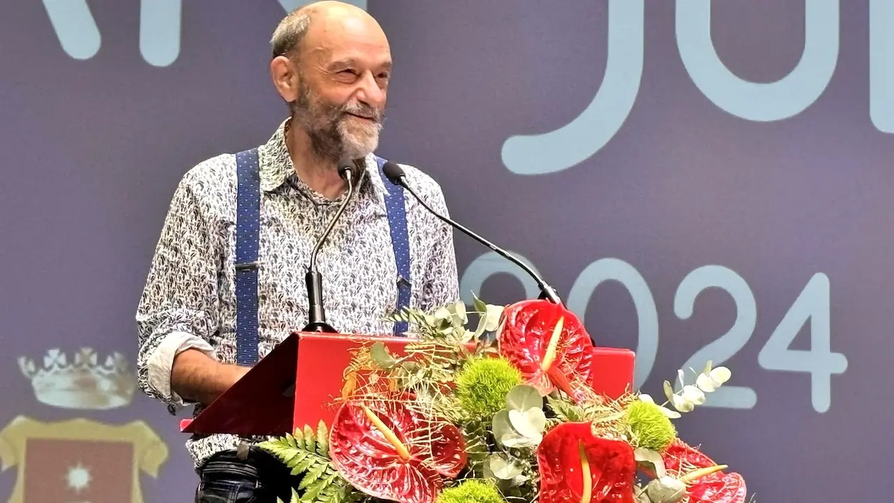 El cómico Javier Cansado durante el pregón de las fiestas de San Julián 2024, que se ha celebrado en el Auditorio de Cuenca - EP