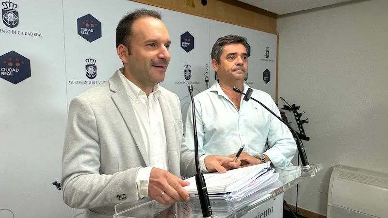 El portavoz del equipo de Gobierno del Ayuntamiento de Ciudad Real, Guillermo Arroyo, y el concejal de Economía Municipal, Luis Alberto Marín, en rueda de prensa