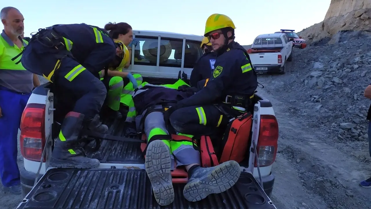 Imagen de archivo de bomberos del CEIS participando en el rescate de un hombre accidentado en Poveda de la Sierra