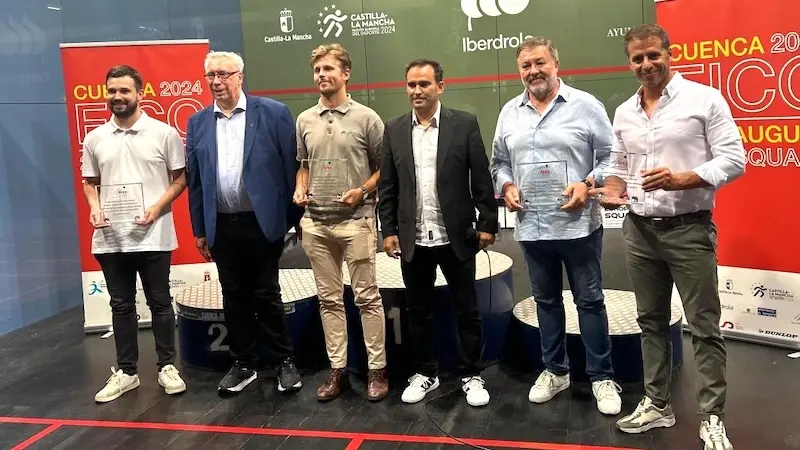 El director general de Juventud y Deportes de Castilla-La Mancha, Carlos Yuste (dcha), durante su asistencia a la clausura del Campeonato de Europa de Squash, celebrado en Cuenca