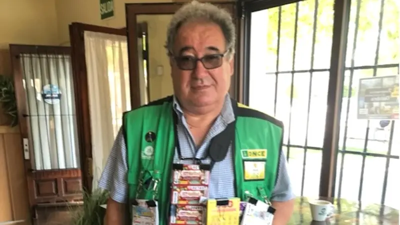 Un vecino de Marchamalo (Guadalajara) gana el Sueldazo de la ONCE de 2.000 euros al mes. En la imagen el vendedor Jesús Pérez Hernández