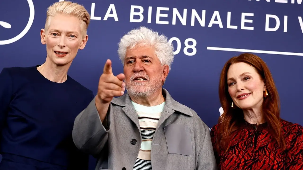 Pedro Almodóvar flanqueado por las protagonistas de su última película, Tilda Swinton y Julianne Moore, durante la presentación a la prensa en Venecia
