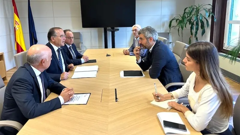 El alcalde de Talavera de la Reina (Toledo), José Julián Gregorio, se reúne con al director general de Carreteras, Juan Pedro Fernández