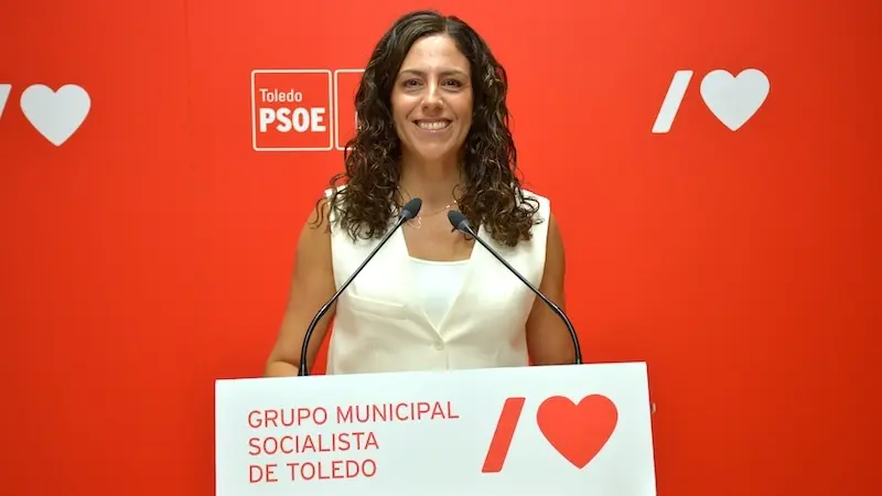La portavoz del PSOE en el Ayuntamiento de Toledo, Noelia de la Cruz, durante la rueda de prensa que ha ofrecido