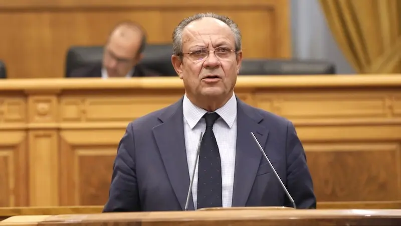 El consejero de Hacienda, Administraciones Públicas y Transformación Digital, Juan Alfonso Ruiz Molina, durante su intervención en el Pleno de las Cortes de Castilla-La Mancha