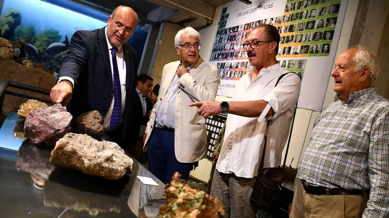 El vicepresidente primero del Gobierno regional, José Luis Martínez Guijarro, ha inaugurado la exposición conmemorativa del XXV aniversario del Museo de las Ciencias de Castilla-La Mancha