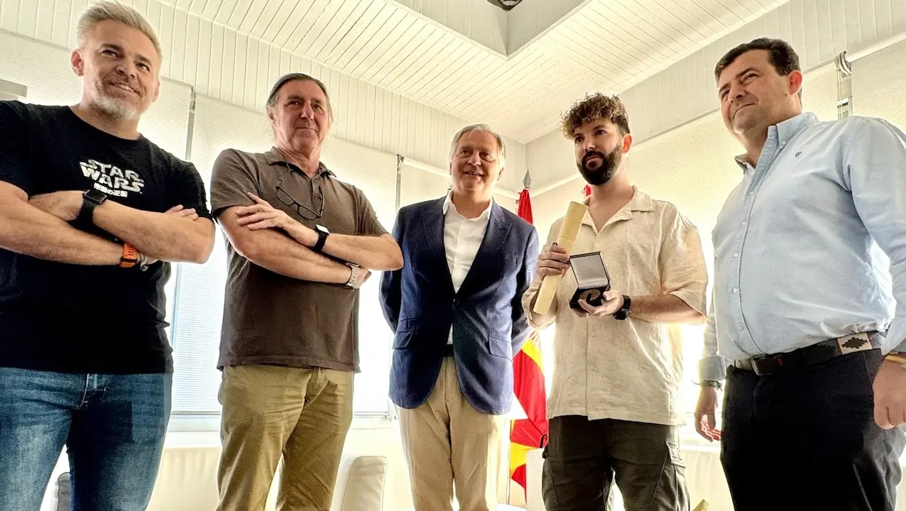 El alcalde de Ciudad Real, Francisco Cañizares, ha recibido en el Ayuntamiento a Carlos Rubio, Campeón de España de Magia General y de Invención en el reciente campeonato nacional celebrado en Terrassa