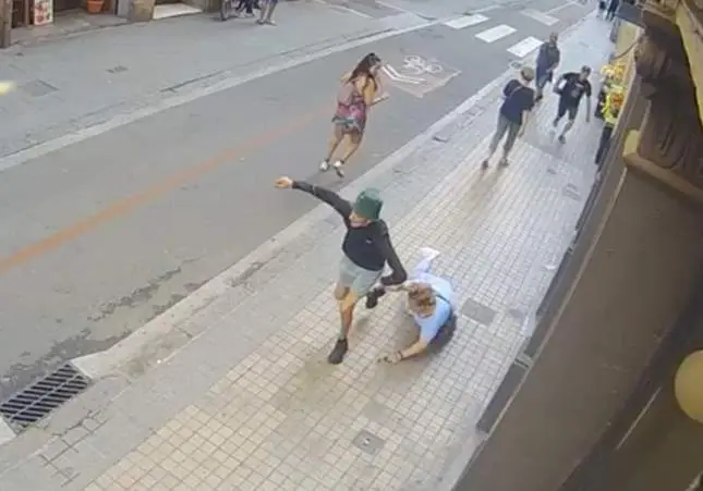 VIDEO. Tira al suelo y arrastra a una anciana para robarle una joya en una calle