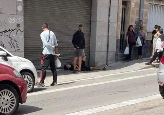 Vecinos retienen a un ladrón que casi mata a una anciana arrancándole una cadena del cuello