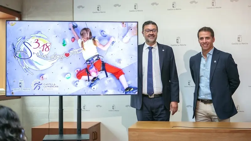 El consejero de Educación, Cultura y Deportes, Amador Pastor, ha presentado junto al director general de Deportes y Juventud, Carlos Yuste, el programa ´Somos Deporte 3-18´ para este curso escolar