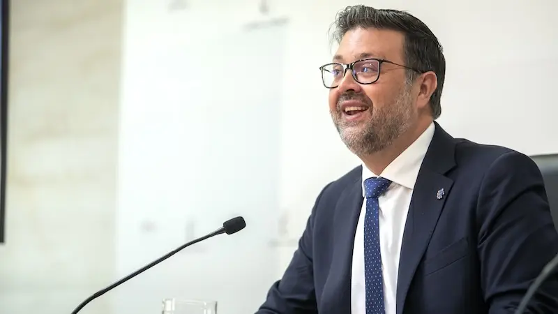 El consejero de Educación, Cultura y Deportes de Castilla-La Mancha, Amador Pastor, durante la rueda de prensa que ha ofrecido en la sede de la consejería en Toledo