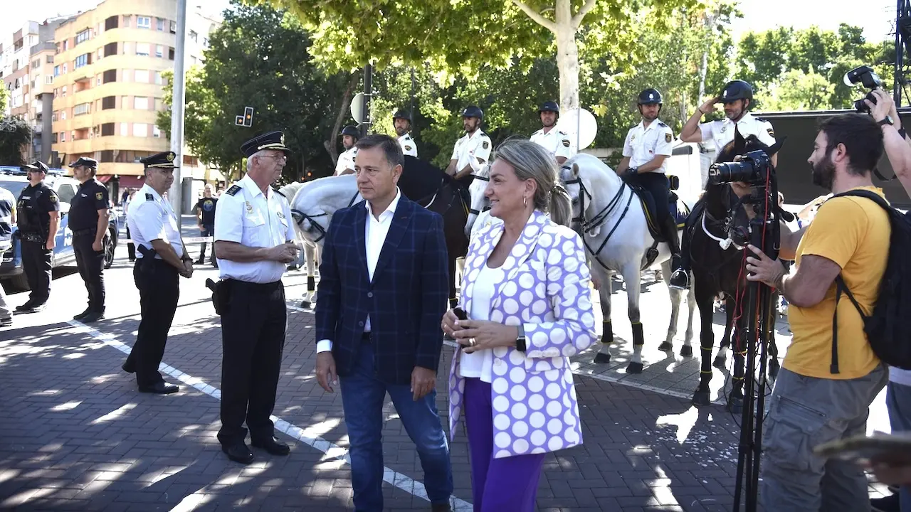 La delegada del Gobierno en Castilla-La Mancha, Milagros Tolón, ha visitado acompañada del alcalde, Manuel Serrano, el dispositivo de seguridad de la Feria De Albacete