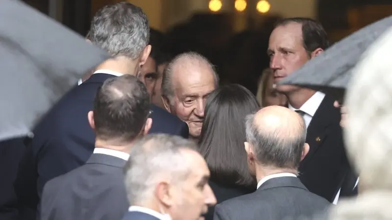 En la imagen el rey Juan Carlos I junto a los reyes Felipe VI y Letizia este domingo en el funeral