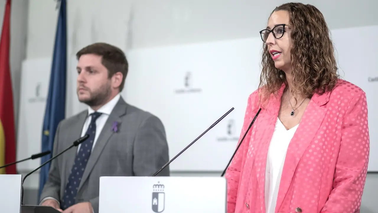 El consejero de Fomento de Castilla-La Mancha, Nacho Hernando, y la consejera de Igualdad, Sara Simón, han presentado las ayudas al alquiler destinadas a víctimas de violencia de género