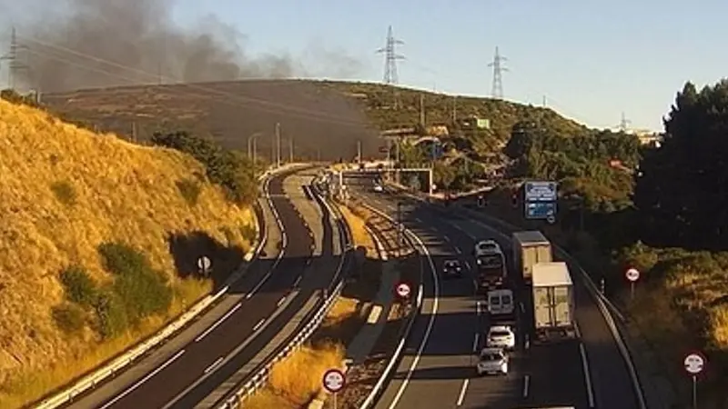 Muere el conductor de una furgoneta tras salirse de la carretera e incendiarse