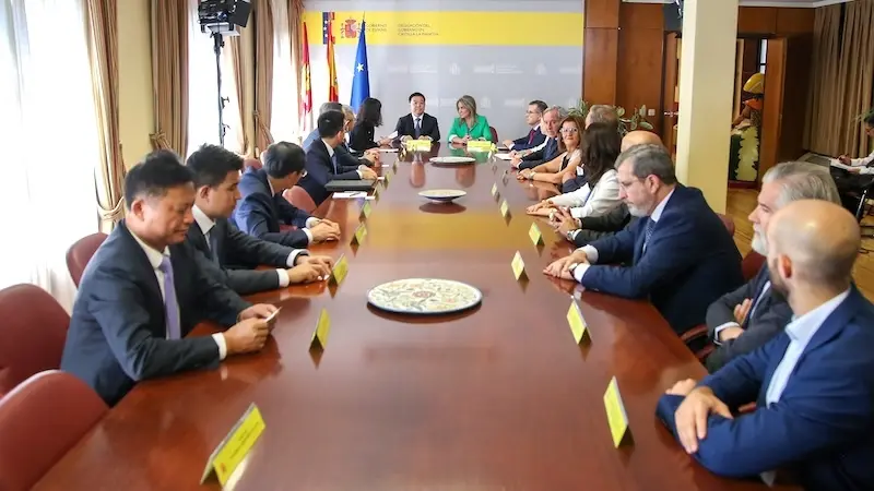La delegada del Gobierno recibe a una delegación de la provincia china de Jiangxi para estrechar lazos comerciales y culturales con Castilla-La Mancha
