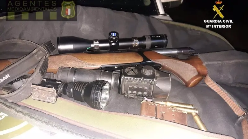 Localizan a un cazador furtivo que actuaba con un rifle en horario nocturno