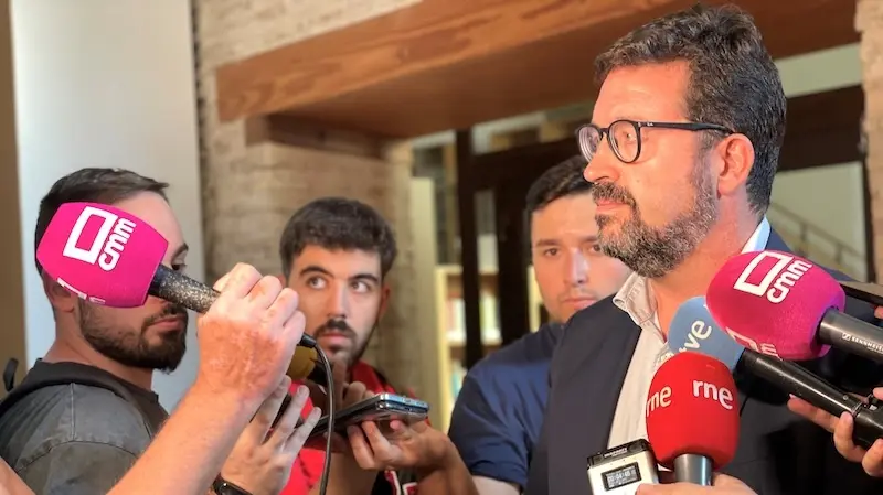 El secretario de Estado de Trabajo, Joaquín Pérez Rey, atendiendo a los medios en Toledo antes de participar en un curso de especialización dirigido a profesionales de América Latina organizado por la UCLM