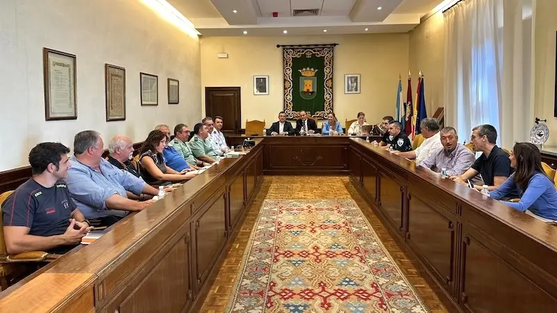En la imagen un instante de la Junta Local de Seguridad de Talavera de la Reina (Toledo) para preparar el dispositivo de cara a las Ferias de San Mateo