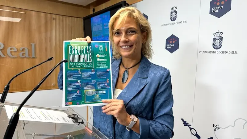 La concejala de Educación del Ayuntamiento de Ciudad Real, María José Escobedo, ha informado en rueda de prensa sobre las Escuelas Municipales