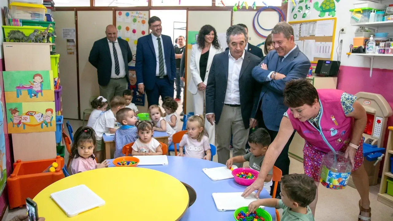 El presidente de Castilla-La Mancha, Emiliano García-Page, ha inaugurado en Madrigueras (Albacete), la ampliación de la escuela infantil de la localidad