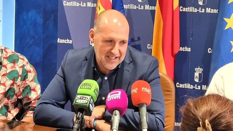 El delegado de la Junta en Talavera de la Reina (Toledo), David Gómez, en rueda de prensa en la delegación