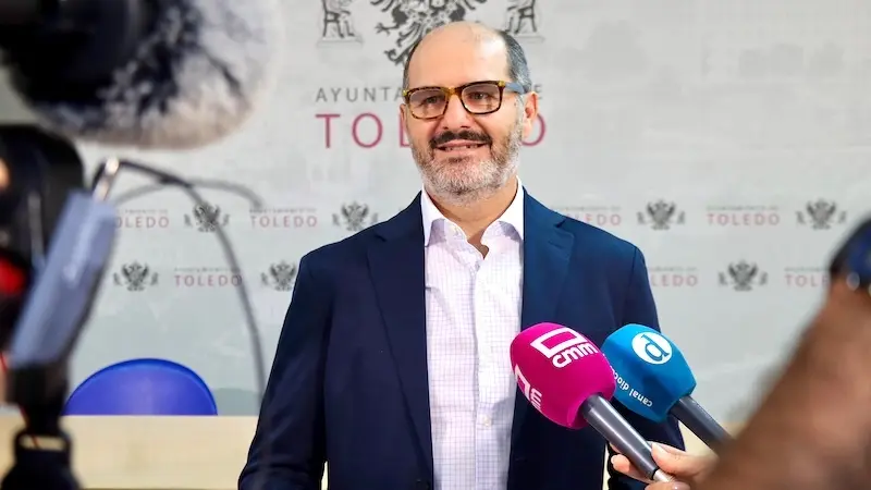 El concejal del equipo de Gobierno toledano, José Manuel Velasco, atendiendo a los medios este jueves en el Ayuntamiento