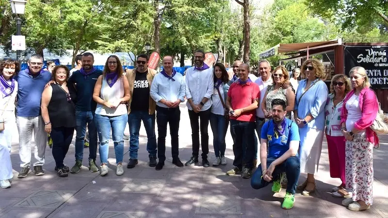 El secretario de Organización del PSOE de Castilla-La Mancha, Sergio Gutiérrez, este jueves en las ferias de Guadalajara junto a cargos socialistas