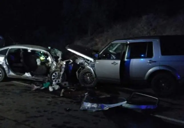 Al menos 3 jóvenes muertos al chocar frontalmente dos coches en una carretera