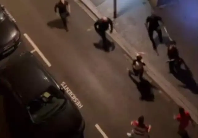 VIDEO. Brutal pelea entre los porteros de una discoteca y jóvenes en plena calle