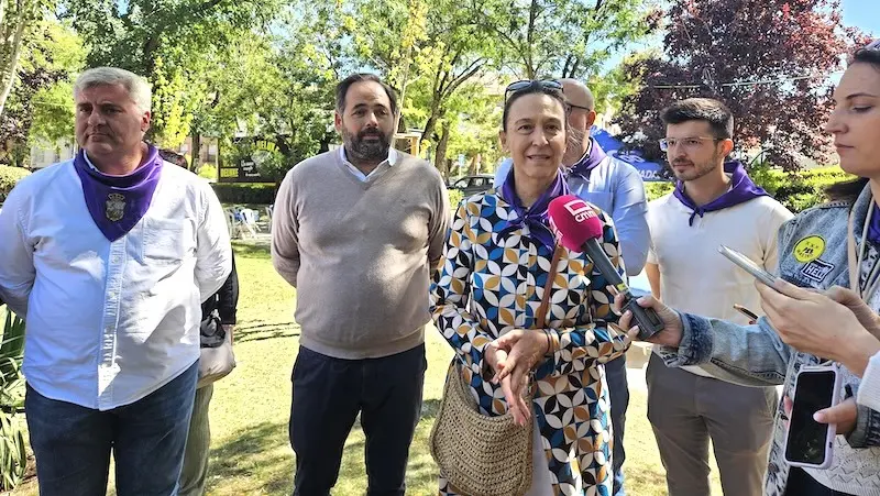 La alcaldesa de Guadalajara, Ana Guarinos, atendiendo a los medios de comunicación este viernes
