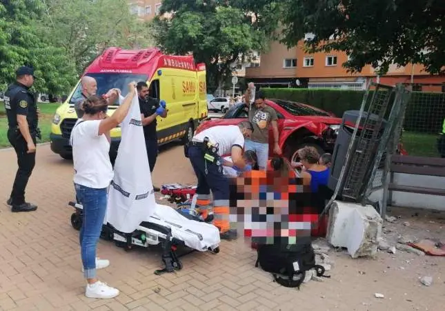 Un conductor drogado invade con su coche una plaza y atropella a varias personas, atropello, atropellado,