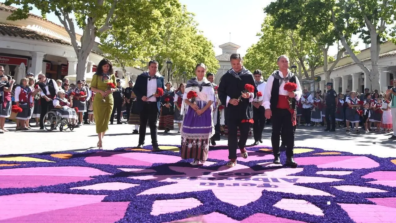 Más de 25.000 personas tributan con flores a la Virgen de los Llanos de Albacete