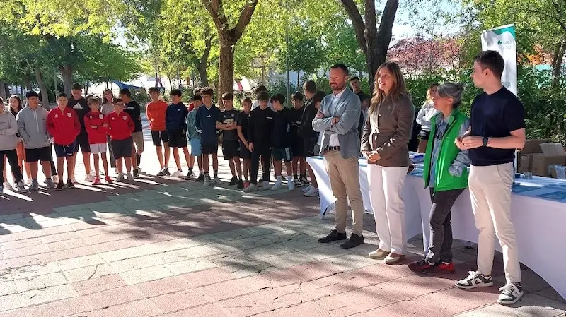 La directora general Economía Circular y Agenda 2030, Esther Haro, durante su visita a la primera actividad de la Semana Europea de la Movilidad que se ha realizado en el Parque Buero Vallejo de Cabanillas del Campo (Guadalajara)