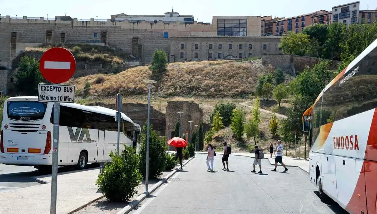 Toledo prevé cobrar a los touroperadores de autobuses 1,50 euros por turista - EFE/Ismael Herrero, turistas, turismo, autobuses, viajeros,