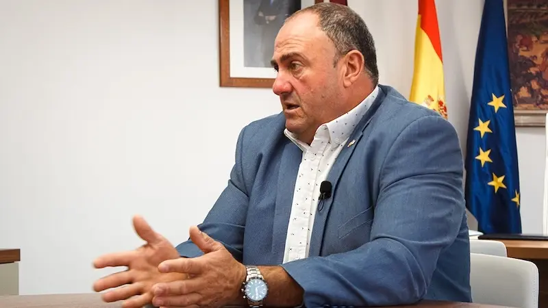 El consejero de Agricultura, Ganadería y Desarrollo Rural del Gobierno de Castilla-La Mancha, Julián Martínez Lizán, durante una entrevista