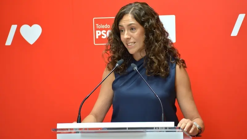 La portavoz del PSOE en el Ayuntamiento de Toledo, Noelia de la Cruz, durante la rueda de prensa que ha ofrecido