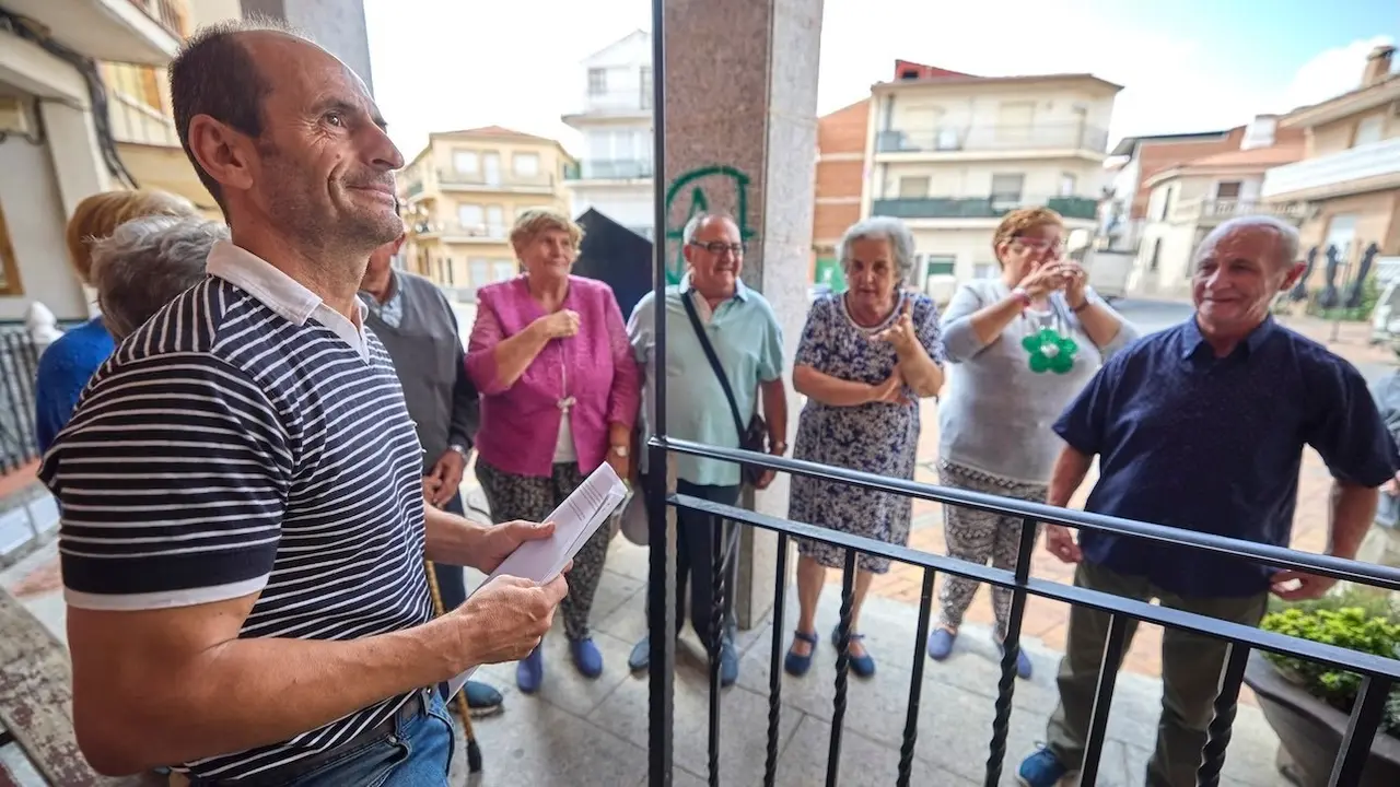 Tras una semana de votaciones en el municipio de Aldeanueva de San Bartolomé (Toledo), para ver si los vecinos querían o no seguir escuchando de madrugada el sonido de las campanas del Ayuntamiento; la tradición finalmente va a continuar, pues ha recibido el respaldo de 149 vecinos frente a 2 votos en contra - EFE/Manu Reino