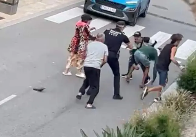 VIDEO. Brutal pelea: una familia a golpes con un vecino por una disputa anterior