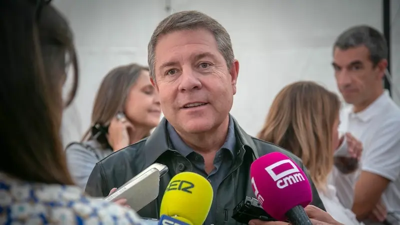 El presidente de Castilla-La Mancha, Emiliano García-Page, atendiendo a los medios de comunicación este sábado en su visita a las Ferias de San Mateo de Talavera de la Reina (Toledo)