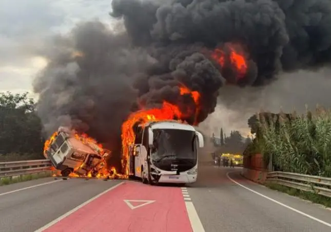 Un conductor drogado estampa su furgoneta contra un autobús y provoca un incendio