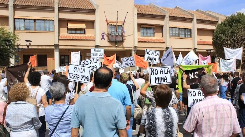 Cientos de personas se concentran en Santa Cruz de Mudela (Ciudad Real) contra la minería de tierras raras