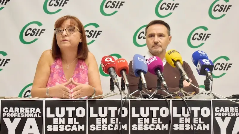 La presidenta de CSIF Sanidad en Castilla-La Mancha, Ana Isabel Fernández; y el vicepresidente, Guillermo Rubio, durante la rueda de prensa que han ofrecido