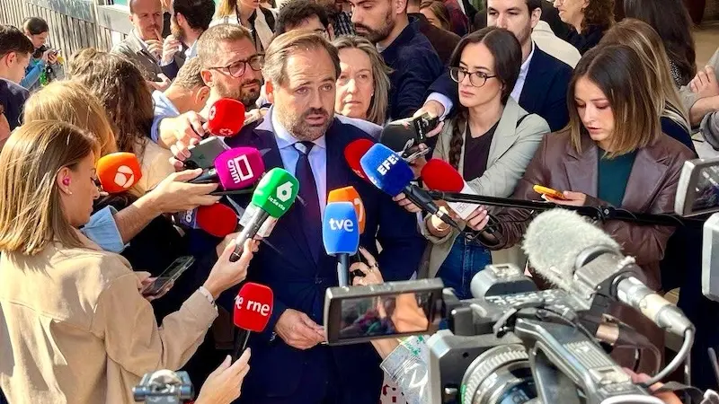 El presidente del PP de Castilla-La Mancha, Paco Núñez, atendiendo a los medios de comunicación antes de participar en el Comité Ejecutivo Nacional del PP