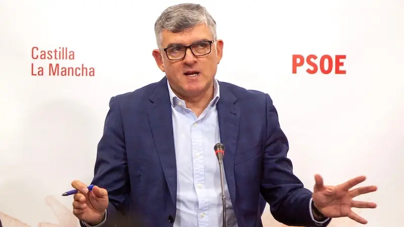El presidente del Grupo Parlamentario Socialista en las Cortes de Castilla-La Mancha, Ángel Tomás Godoy, durante la rueda de prensa que ha ofrecido